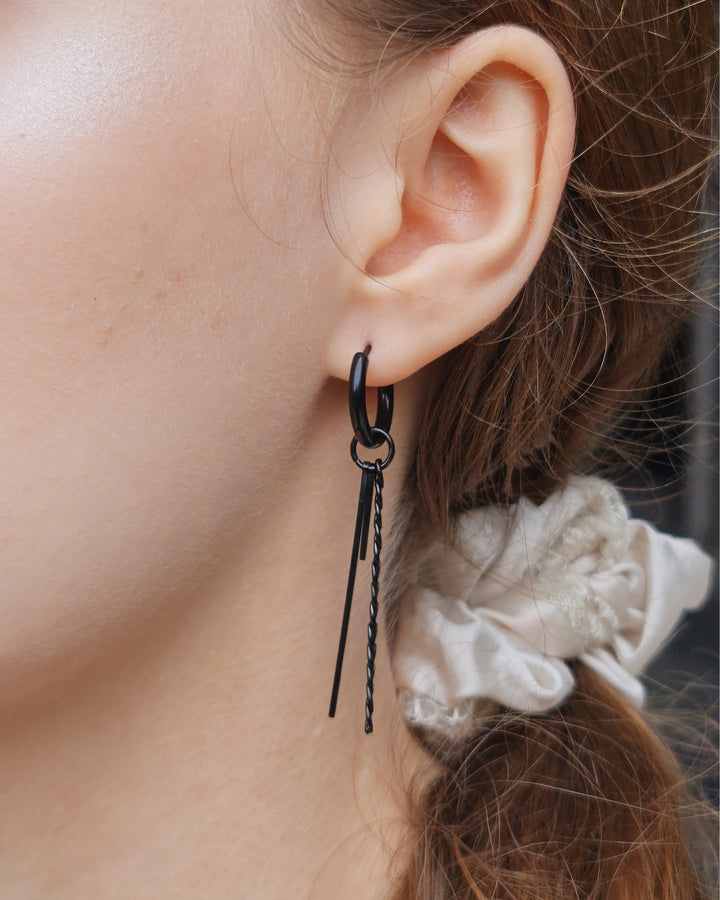 Mismatched Black Chain Rod Earrings - Nikaneko
