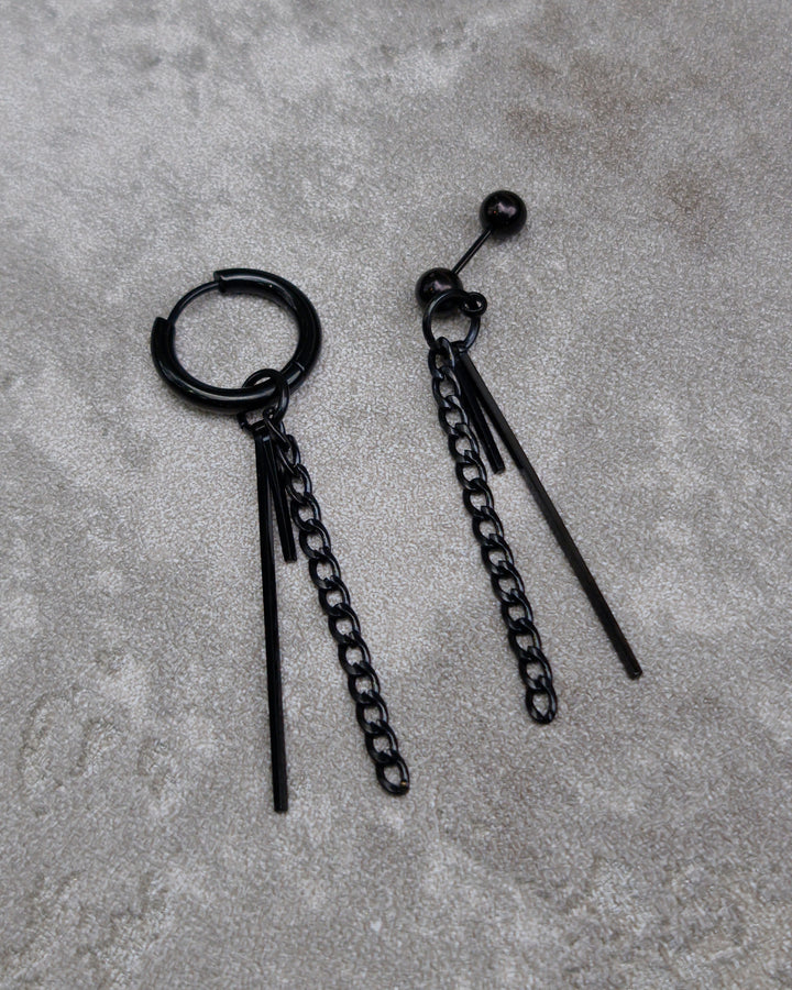 Mismatched Black Chain Rod Earrings - Nikaneko