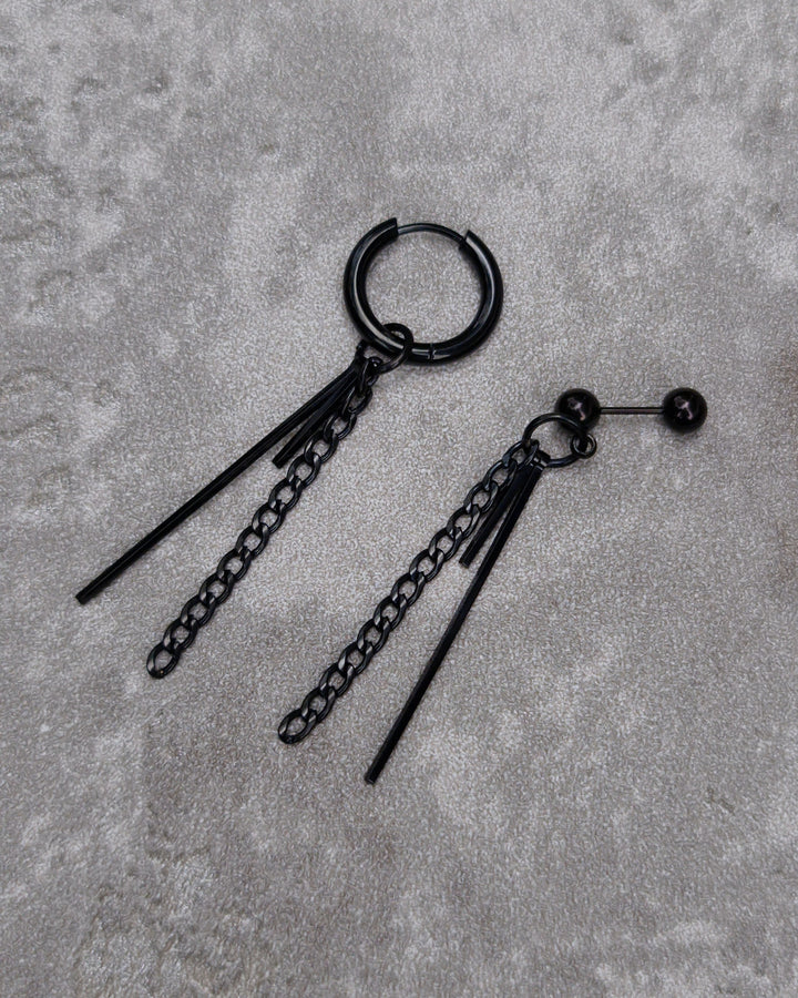 Mismatched Black Chain Rod Earrings - Nikaneko